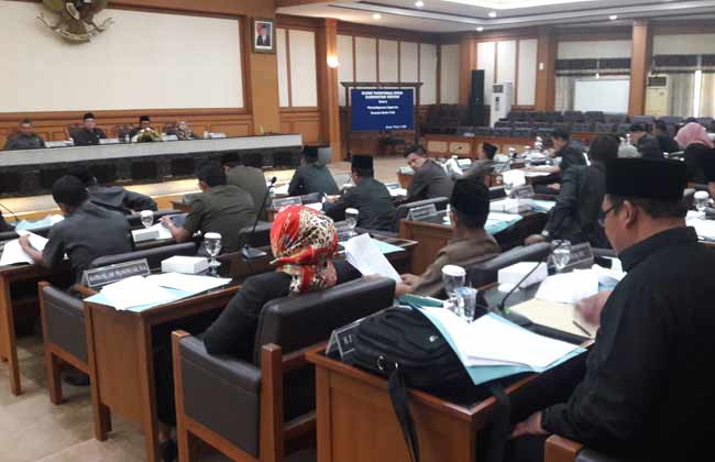 Ketua Pansus Kode Etik, Zulfan Hasyim saat menjelaskan pasal-pasal yang ditanyakan anggota DPRD dalam paripurna. foto: syuhud/ BANGSAONLINE