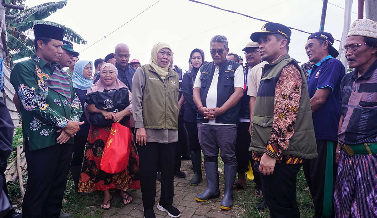 Gubernur Khofifah bersama Wali Kota Pasuruan, Adi Wibowo, saat meninjau salah satu titik banjir.