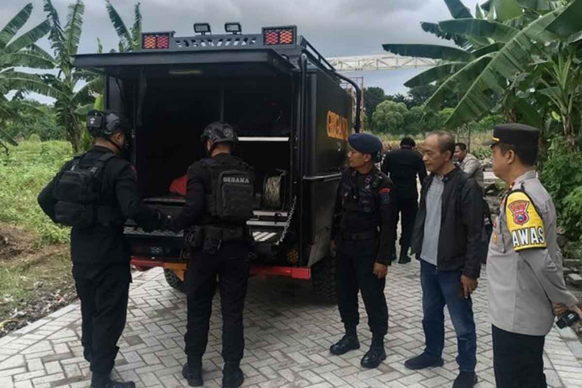 Tim gegana bersama anggota Polsek Wonocolo mengevakuasi penemuan mortir di Siwalankerto, Wonocolo, Surabaya. Foto: Dok. Polsek Wonocolo.