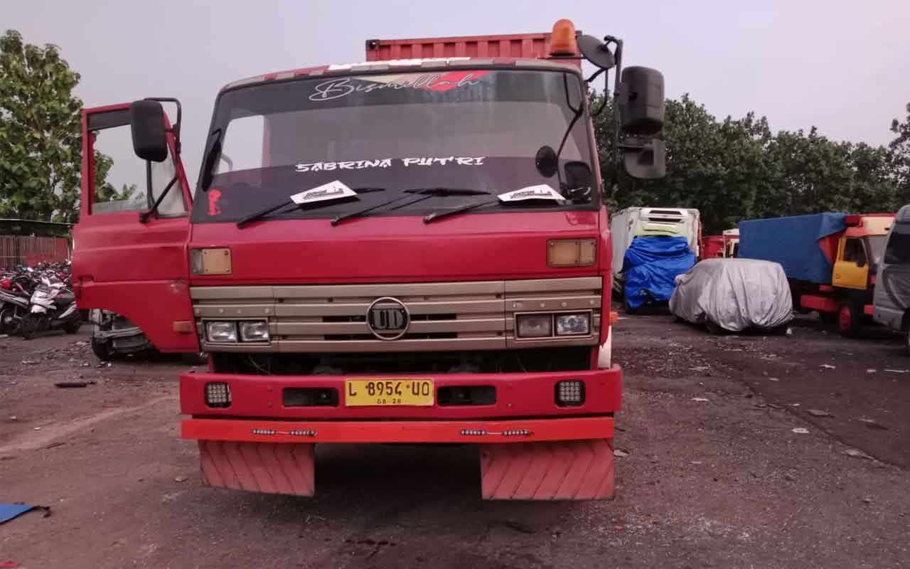 Kurang Konsentrasi saat Nyebrang, Pemotor di Jombang Tabrak Truk Trailer
