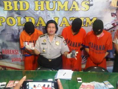?

Tiga mucikari yang ditangkap Subdit Renakta Ditreskrimum Polda Jatim.foto:farih/BANGSAONLINE