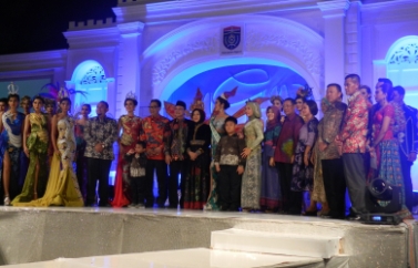 Bupati Ngawi saat foto bersama dengan para peserta modelling. (foto: zainal abidin/BANGSAOLINE)