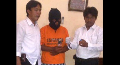Tersangka sabu saat diamankan Polres Sampang. foto: Bahri/BangsaOnline.com