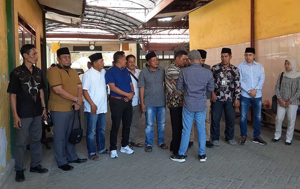 Lima kepala desa usai memenuhi panggilan Bawaslu Pamekasan untuk dimintai keterangan lantaran menghadiri deklarasi dukungan untuk salah satu bakal cabup.