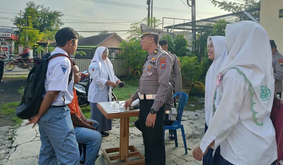 Pelajar yang mengendarai motor saat menerima bimbingan berkendara di Mapolsek Wonoayu, Sidoarjo.