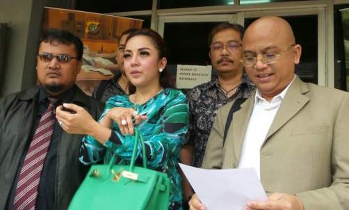Regina saat melapor ke Polda Metro Jaya didampingi kuasa hukumnya. foto: liputan6.com