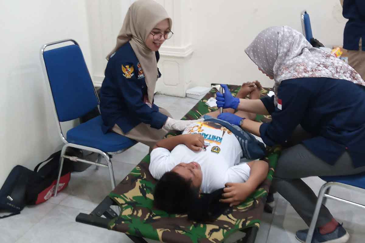 Petugas khitan massal yang digelar di rumah dinas Wali Kota Madiun.