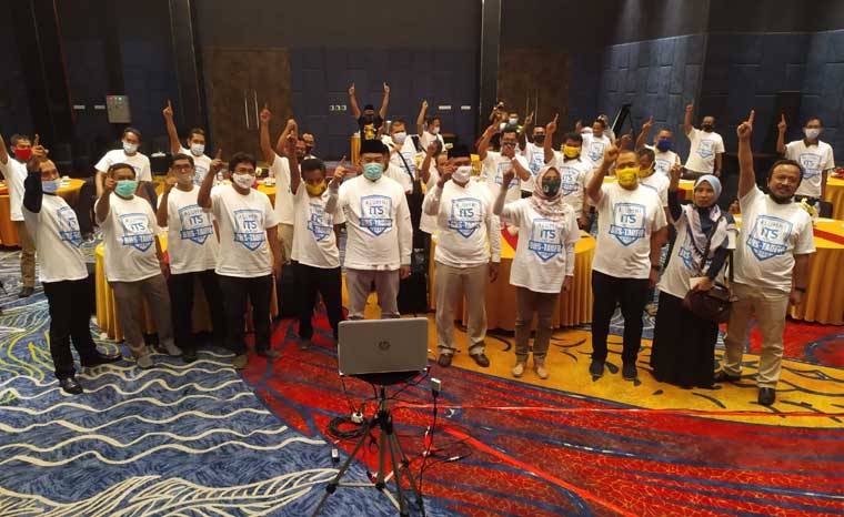 DEKLARASI: Alumni ITS di Sidoarjo menggelar deklarasi dukung BHS-Taufiq, di hotel Luminor, Kamis (19/11) malam. foto: ist.