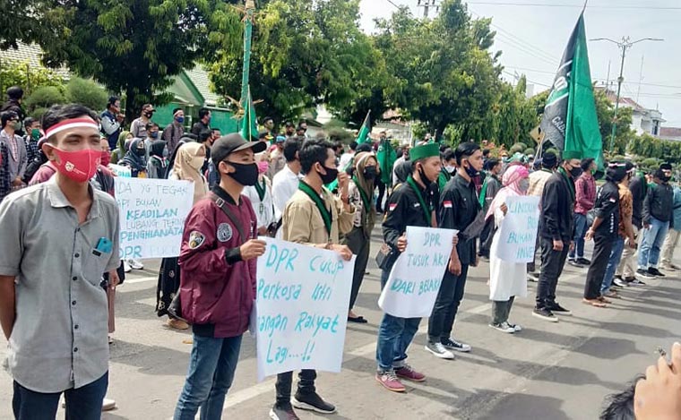 Aksi Himpunan Mahasiswa Islam (HMI) Cabang Sumenep saat menggelar demo di depan gedung kantor DPRD Kabupaten Sumenep.