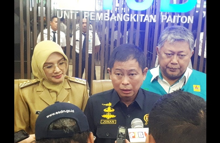 Menteri Jonan saat berada di PLTU Paiton, didampingi Bupati Probolinggo Tantri.