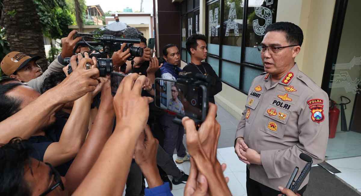 Kabid Humas Polda Jatim saat memberi keterangan ke awak media.