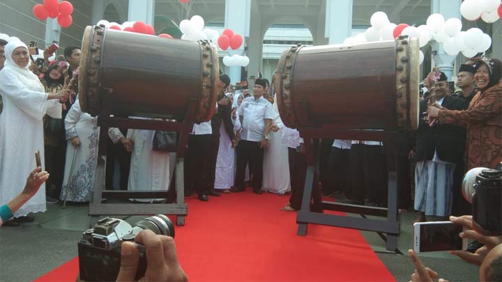 Wali Kota Risma bersama Gubernur Khofifah berkesempatan menabuh bedug untuk menandai Program Sparkling Ramadan. Foto: YUDI ARIANTO/BANGSAONLINE