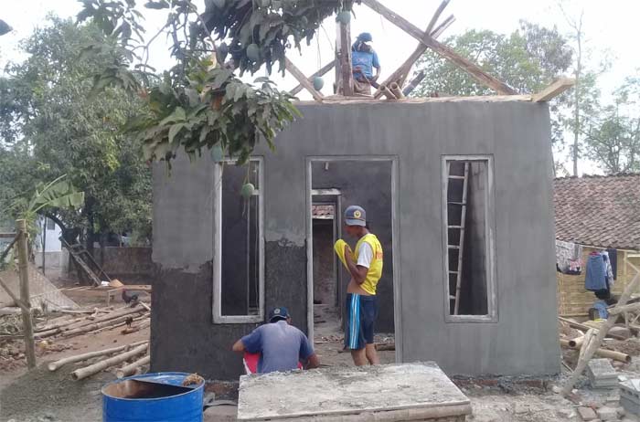Program RTLH bagi warga miskin di Pasuruan.