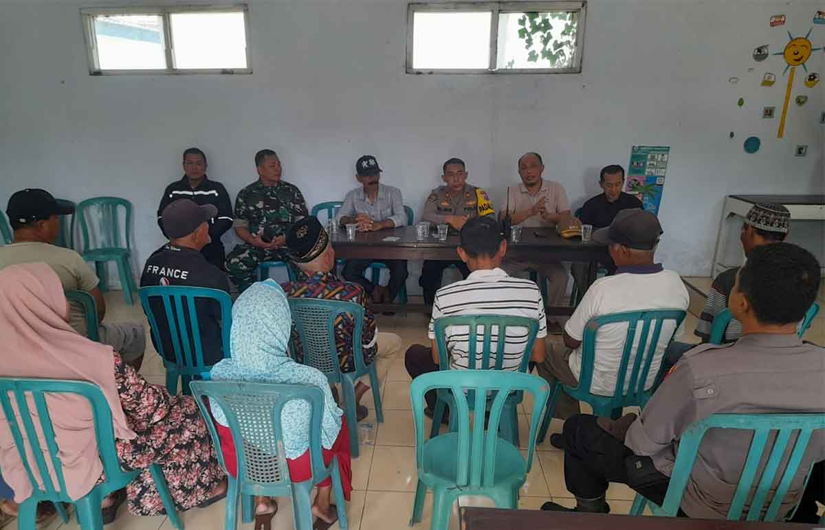Forkopimcam Dlanggu saat mengimbau warga untuk relokasi akibat longsor. 