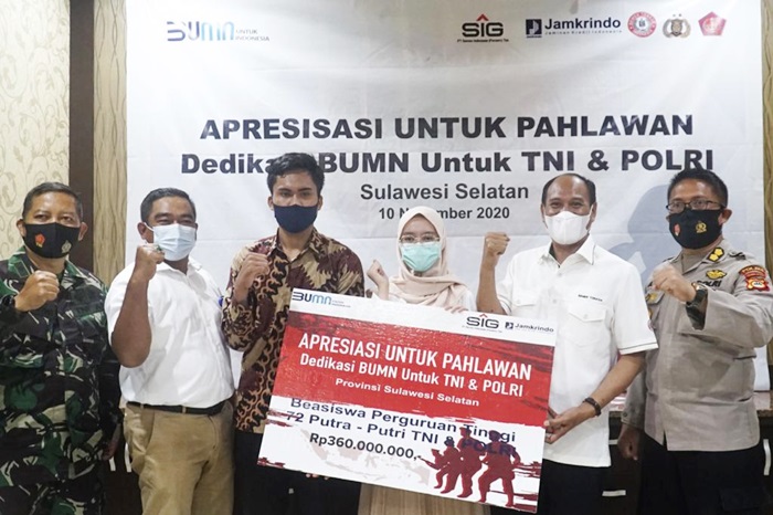 Direktur Utama PT Semen Tonasa, Subhan (kedua dari kanan) menyerahkan beasiswa perguruan tinggi kepada Adhela Anugrah Sari dan Aiman Sabar Rezeky. foto: ist.