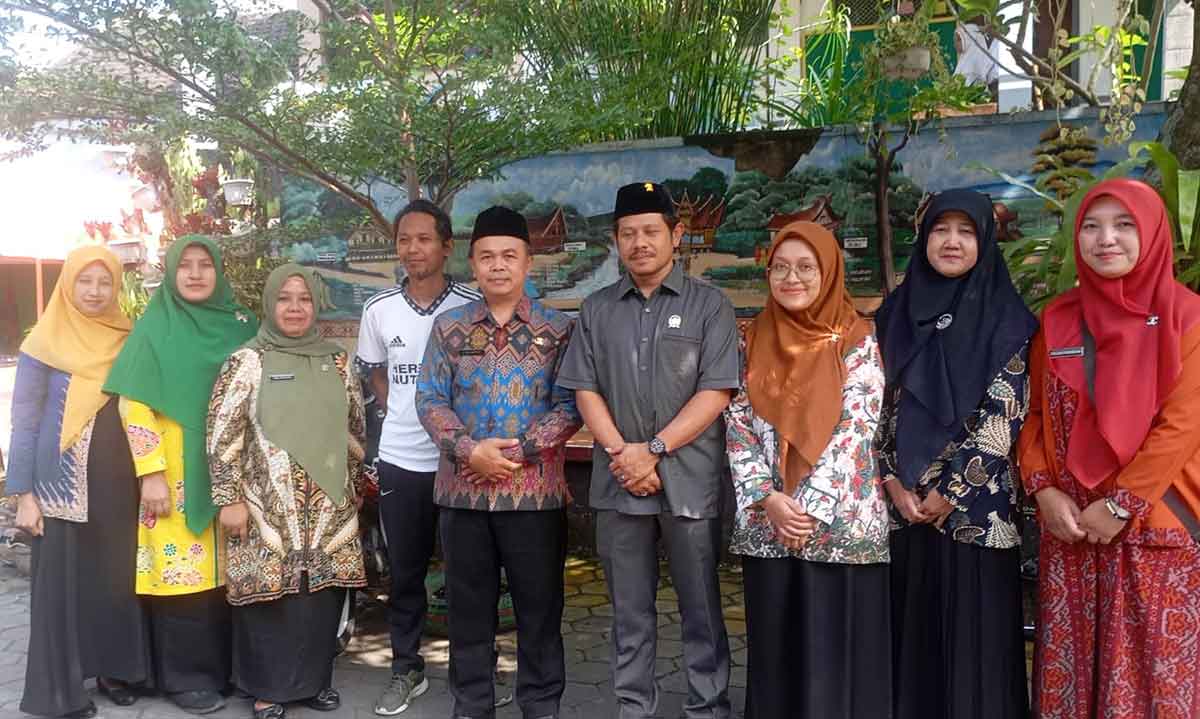 Anggota DPRD Kota Malang dari Fraksi Gerindra, Ginanjar Yoni Wardoyo, saat bersama warga.