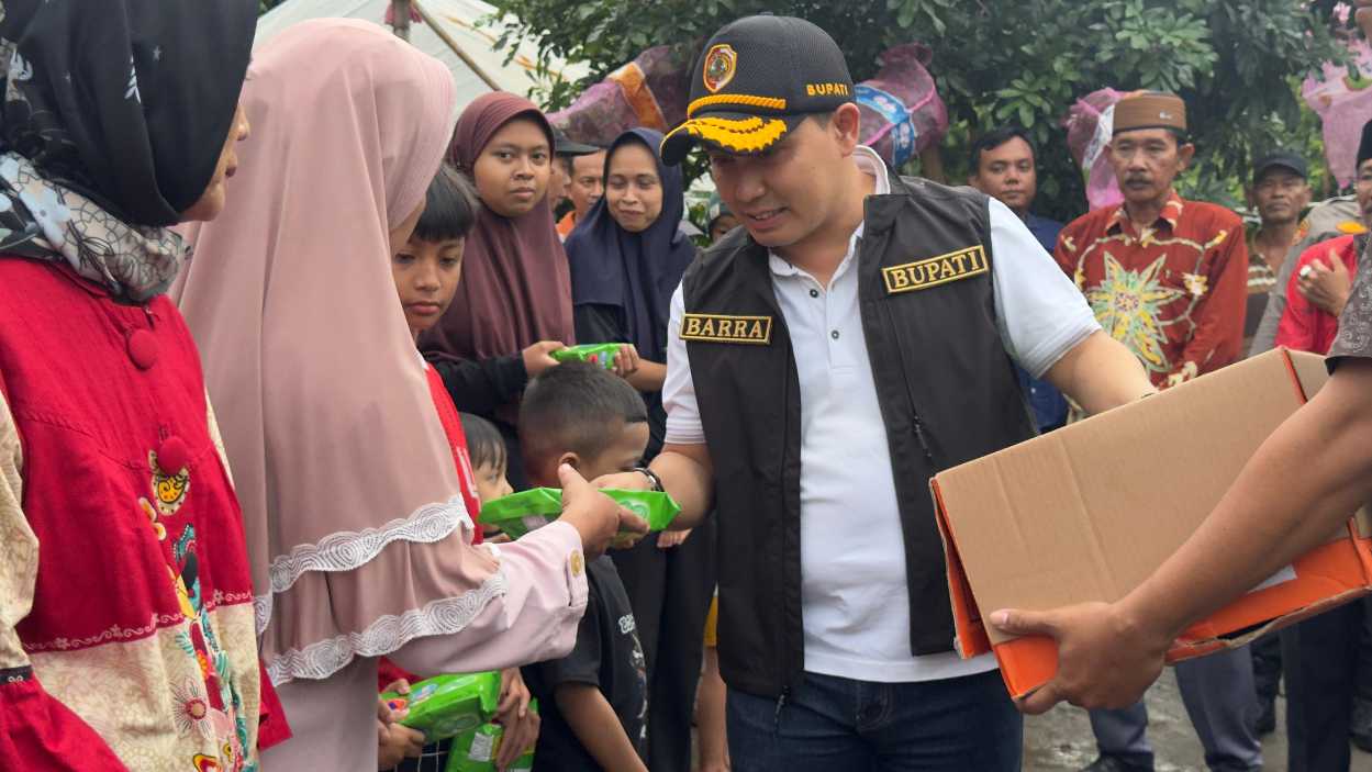 Bupati Al Barra saat meninjau rumah warga terdampak puting beliung