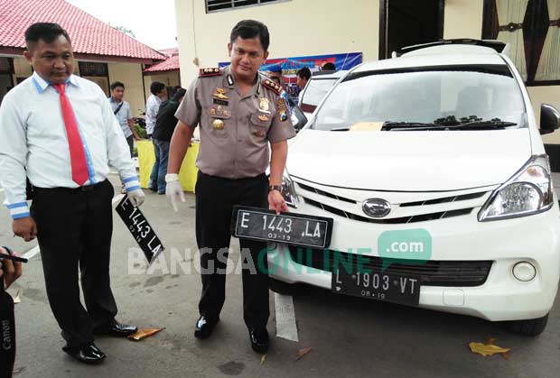Kapolres Blitar Kota, AKBP Heru Agung Nugroho menunjukkan barang bukti mobil Daihatsu Xenia. foto: AKINA/ BANGSAONLINE