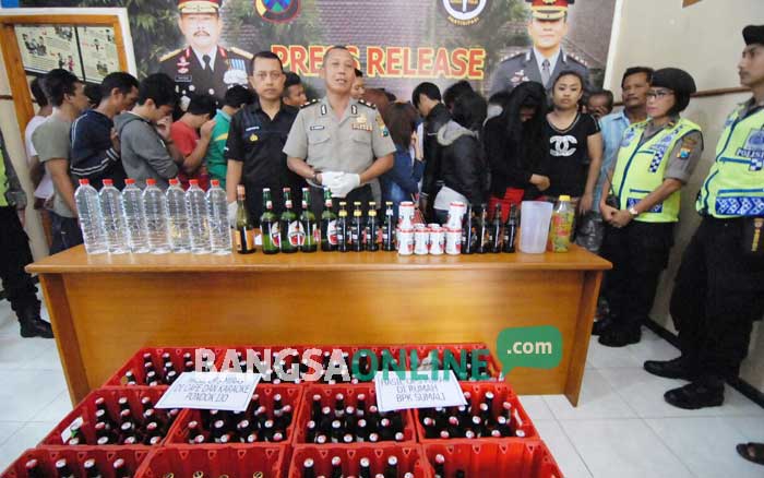 Para pelaku saat disuruh senam bersama di lapangan Mapolres Jombang, Minggu (6/11) pagi. foto: RONY S/ BANGSAONLINE