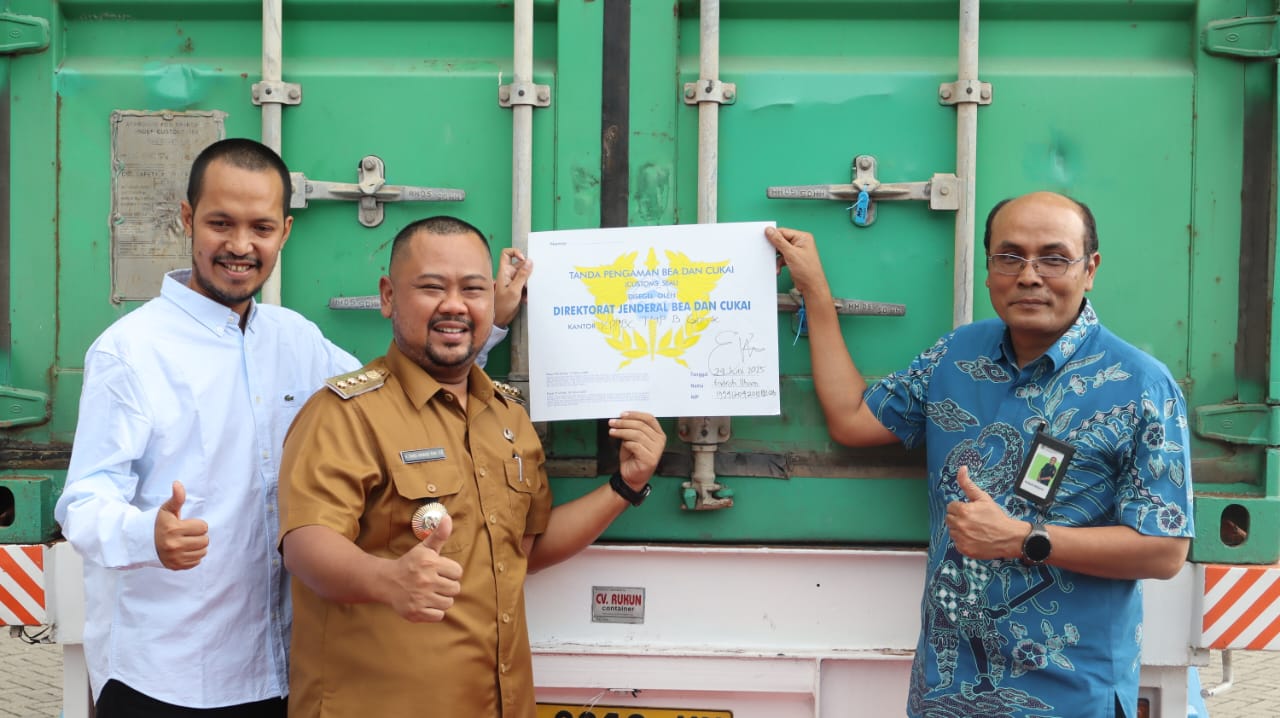 Bupati Gresik, Fandi Akhmad Yani (dua dari kiri)  saat melepas ekspor pakan ternak produksi PT Aji Bakuh Anugrah ke Malaysia. Foto: Ist.