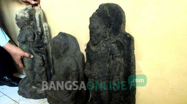 Tiga arca yang diteliti BPCB di Mapolsek Ngronggot. foto: soewandito/ BANGSAONLINE
