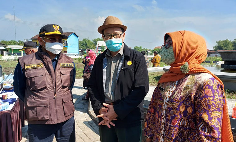 KUNJUNGAN: Hudiyono (kiri) menyambut pejabat Kementan di BPP Porong, Kamis (5/11). foto: ist.
