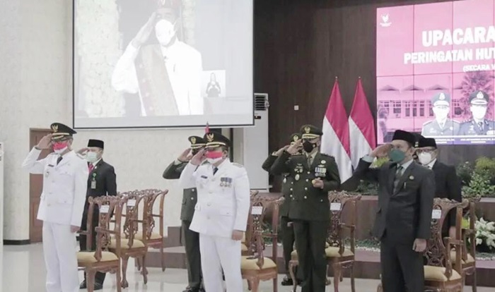 Bupati Hendy Siswanto bersama Wabup Firjoun Barlaman dan Forkopimda mengikuti Upacara Detik-detik Proklamasi secara virtual yang digelar di Istana Presiden Republik Indonesia, Selasa (17/8/2021), di Pendopo Wahyawibawagraha.