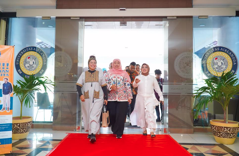 Ketua IKA Unair, Khofifah Indar Parawansa saat menghadiri halal bihalal keluarga besar civitas akademika Universitas Airlangga