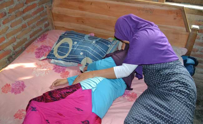 Bocah Kelas VI SD (tiduran) korban pemerkosaan di Jombang yang hamil karena diperkosa lima pemuda. foto:  ROMZA/ BANGSAONLINE