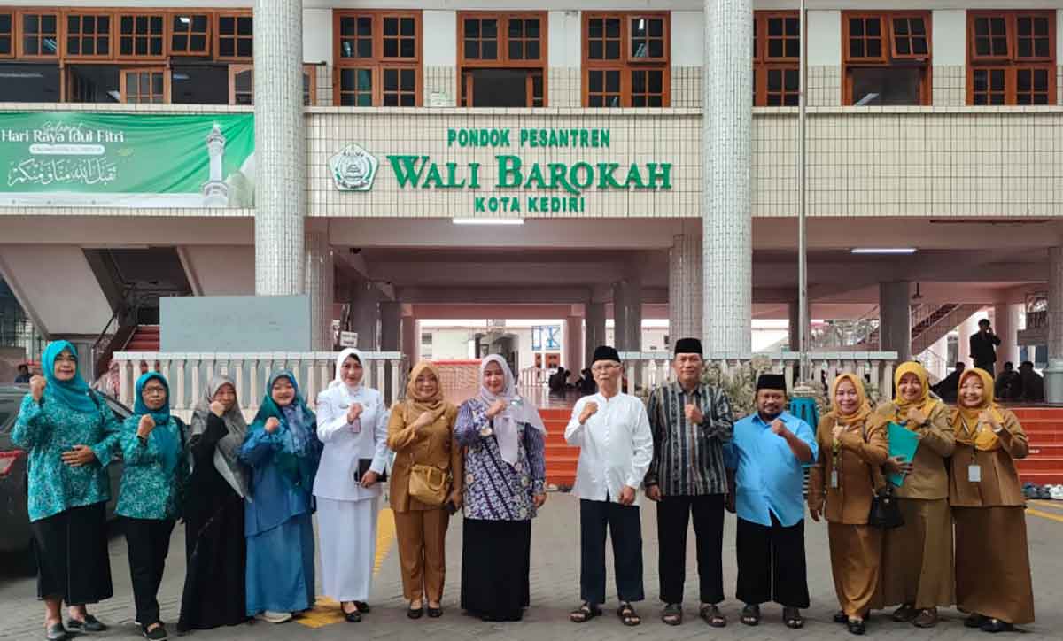 Rombongan Ketua TP PKK Kota Kediri saat berkunjung ke Ponpes Wali Barokah.