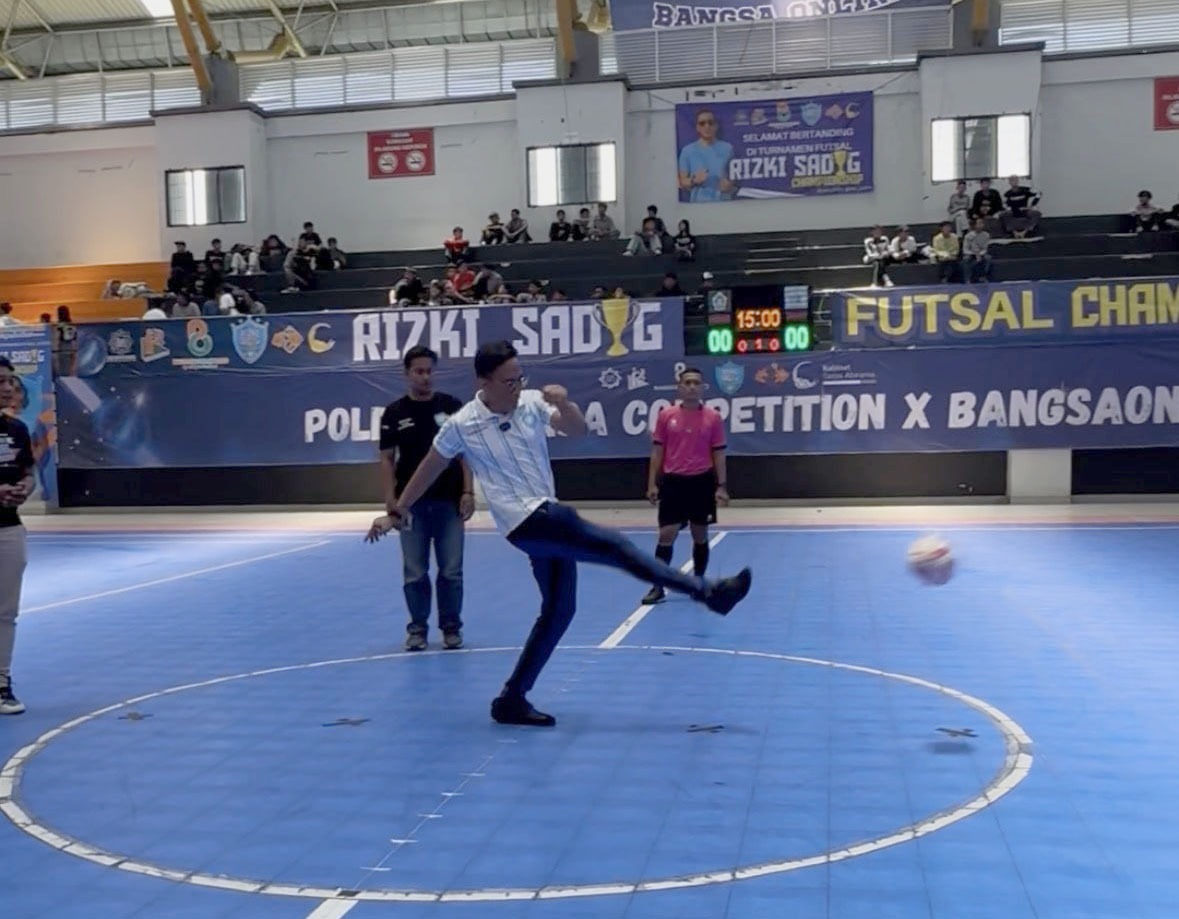 Dr Ir H Ahmad Rizki Sadig secara simbolik menendang bola dalam even Rizki Sadig Futsal Championship di GOR ITS Surabaya, Ahad (5/10/2025). Foto: BANGSAONLINE
