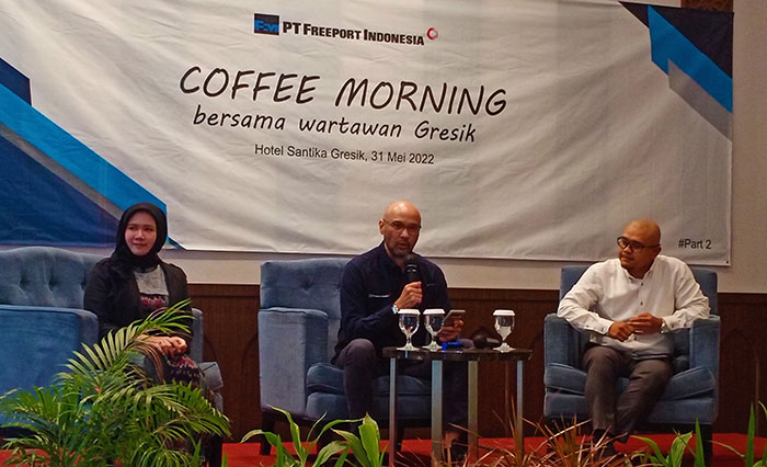 Vice President Corporate Communication PT Freeport Indonesia, Riza Pratama, didampingi Erika Silva selaku project manajer saat memberi pempaparan project Smelter di Manyar, Gresik. Foto: SYUHUD/BANGSAONLINE