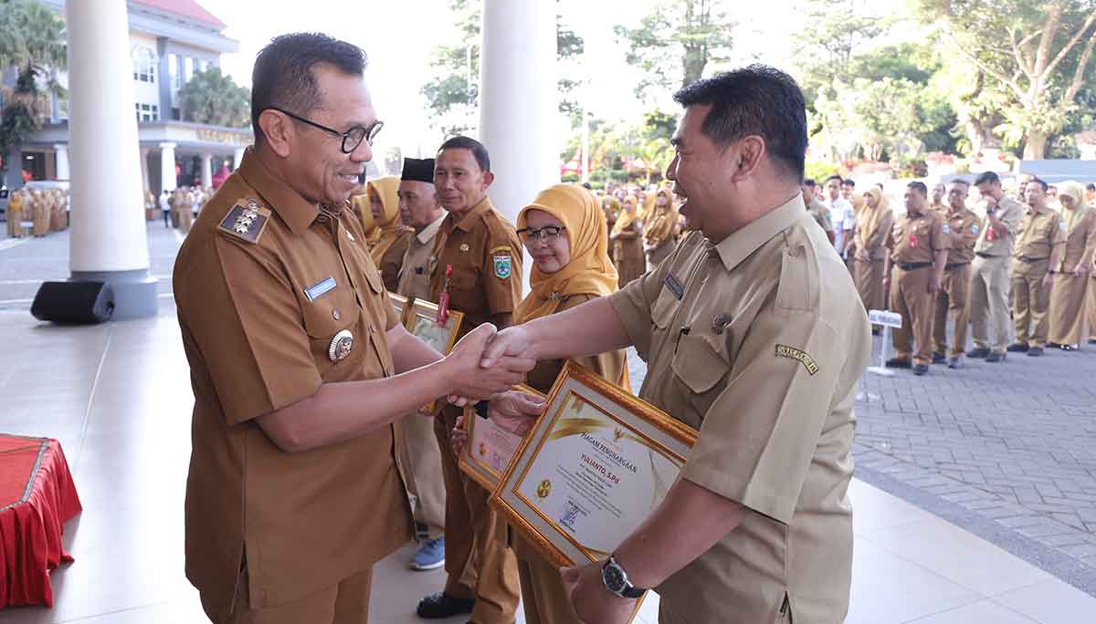 Wali Kota Batu saat menyerahkan penghargaan kepada salah satu ASN yang akan memasuki masa purnatugas per 1 Agustus 2025.
