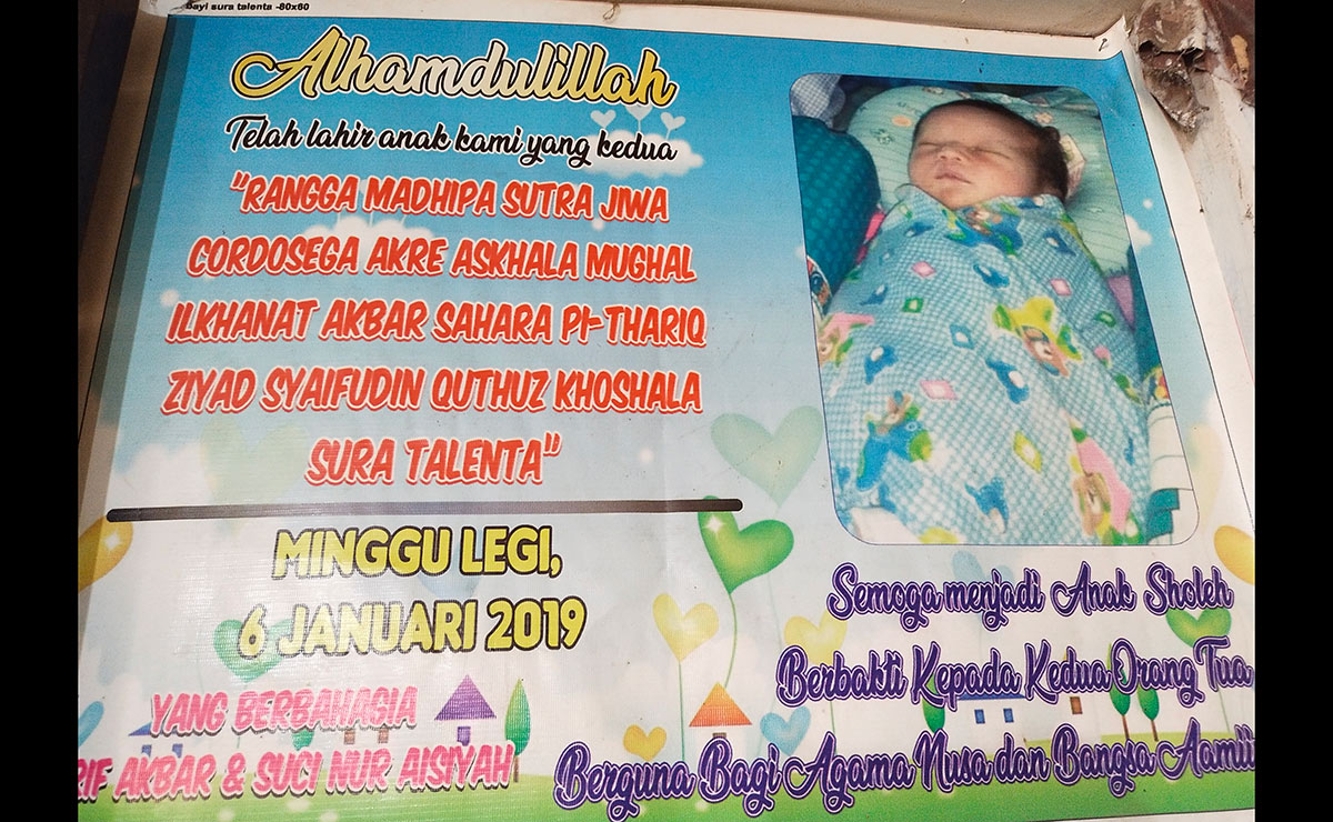 Ucapan syukur atas kelahiran anak pasangan Arif Akbar dan Suci Aisyiah di Tuban, yang memiliki nama 19 suku kata. foto: SUWANDI/ BANGSAONLINE