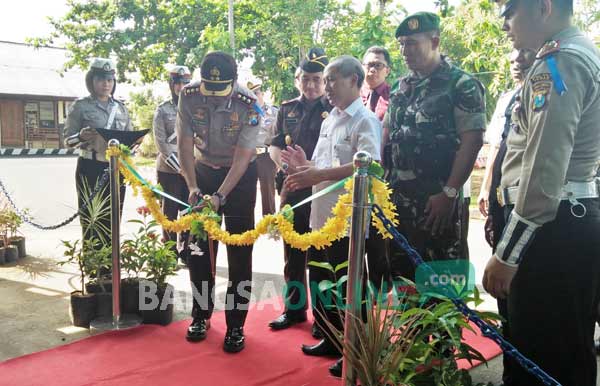 Kapolres Tuban AKBP Fadly Samad menggunting pita dalam peluncuran aplikasi Siskaldu foto: GUNAWAN/ BANGSAONLINE.