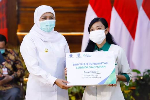 Gubernur Jawa Timur Khofifah Indar Parawansa saat menyerahkan secara simbolis bantuan subsidi upah kepada perwakilan pekerja di Gedung Negara Grahadi Surabaya, Selasa (8/9). foto: ist/ bangsaonline.com