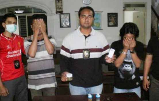 Kompol  Dodon Priambodo bersama para tersangka yang tertangkap mengkonsumsi sabu-sabu. (foto: ist)