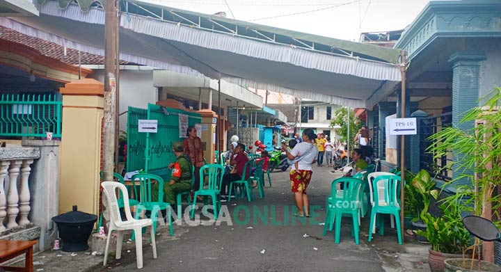 Suasana di TPS 16 Kelurahan Sukorejo, Kecamatan Sukorejo, Kota Blitar. foto: Akina Nur Alana/ BANGSAONLINE
