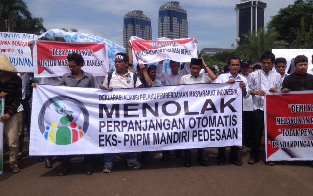 Massa APPMI menggelar aksi tandingan desak eks PNM tidak diistimewakan dan audit dana UPK.