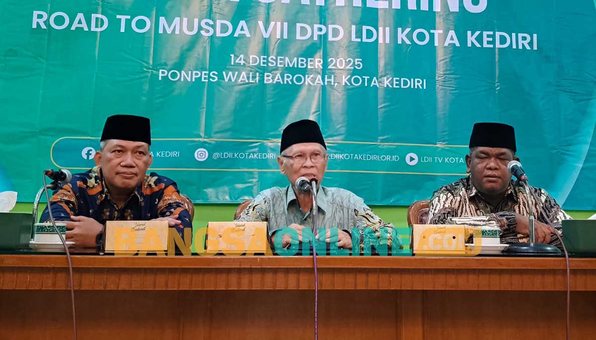 Ketua Ponpes Wali Barokah, KH. Sunarto (tengah),  didampingi Ketua DPD LDII Kota Kediri, Agung Priyanto (kiri), dan Ketua Panitia Musda ke VII, Lukman Efendi, saat konferensi pers. Foto: MUJI HARJITA/BANGSAONLINE