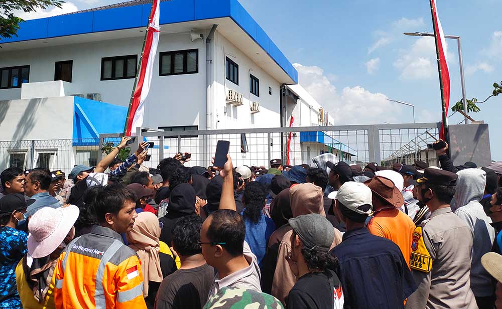 Ratusan warga Desa Socorejo saat berunjuk rasa di depan perusahaan PT Indo Mina Bahari.