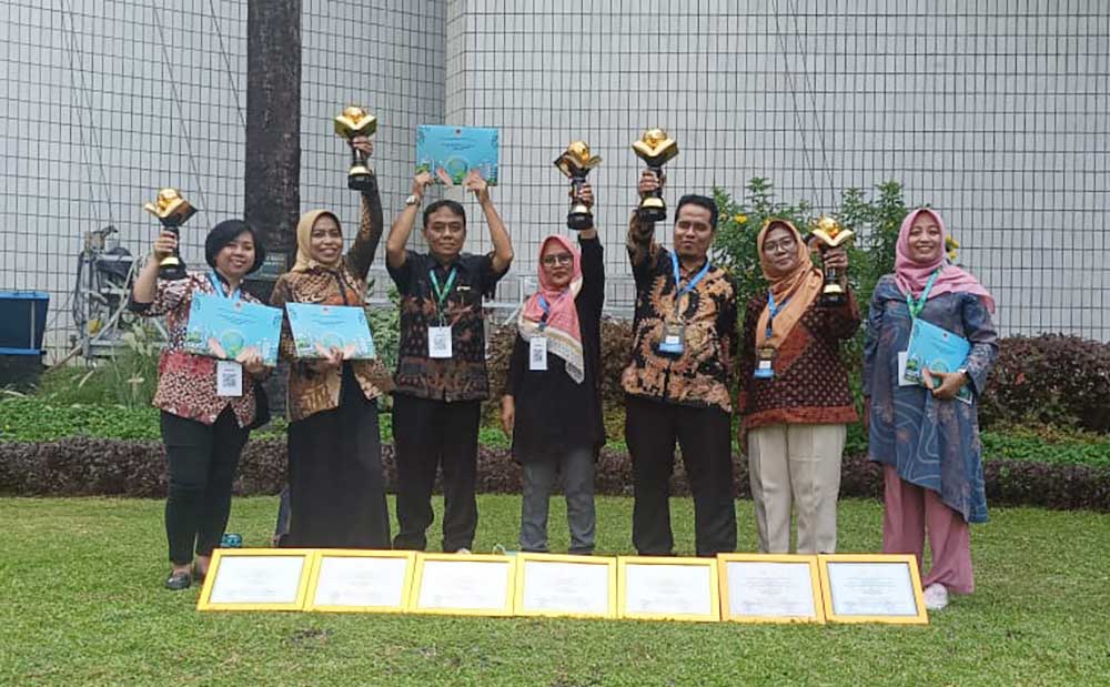 Tujuh kepala sekolah peraih penghargaan Adiwiyata.