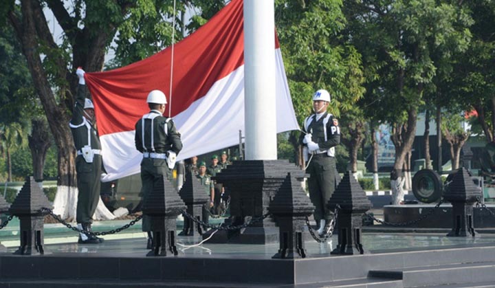 Upacara 17-an yang berlangsung di Lapangan Hitam, Makodam V/Brawijaya, Surabaya. Jumat (17/1) pagi.