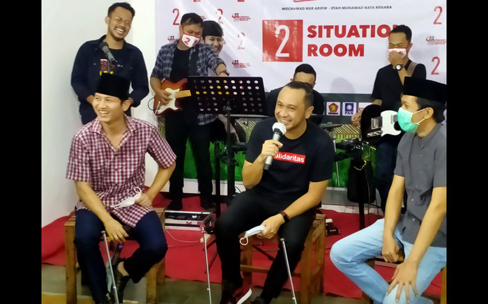 Dari kiri: Cabup Arifin, Giring, dan Cawabup Syah di Posko Pemenangan. foto: HERMAN/ BANGSAONLINE