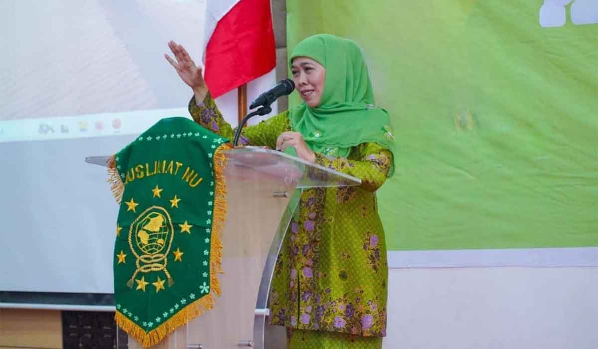 Khofifah Indar Parawansa ketika menyampaikan pidato saat melantik pengurus PW Muslimat NU Sumatera Barat periode 2023-2028 di Hotel Universitas Negeri Padang, Sabtu (30/3/2024). Foto: Ist