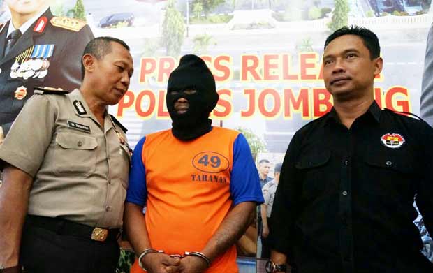 Petugas menunjukkan tersangka dan BB yang diamankan. 
foto: RONY S/ BANGSAONLINE