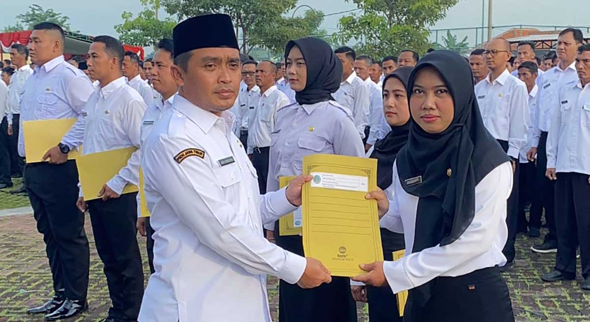 Petikan SK yang diserahkan secara simbolis oleh Wali Kota Pasuruan, Adi Wibowo.