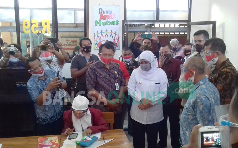 Gubernur Jawa Timur Khofifah Indar Parawansa saat mengunjungi SMKN 2 Kota Probolinggo untuk meninjau uji coba KBM secara tatap muka.