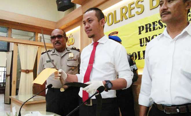 Polisi menunjukan barang bukti berupa parang yang digunakan tersangka menjalankan aksinya.