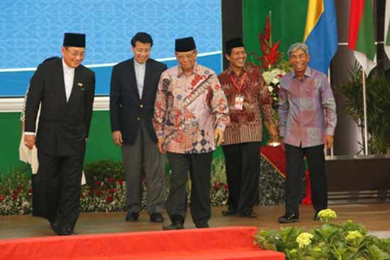 DARI KIRI: Menteri Agama Brunei Darussalam Dato Haji Badaruddin bin Dato Haji Othman, mantan menlu RI Hasan Wirajuda, Sekjen ICIS KH Hasyim Muzadi, Rektor UIN Maulana Malik Ibrahim, dan Wakil Menlu RI AM Fakhir, dalam Pembukaan Konferensi ke-4 ICIS di Malang, Senin (23/11). Konferensi menawarkan konsep moderasi Islam di Indonesia untuk dunia